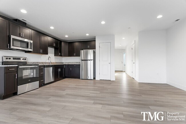 Building Photo - 2 WEEKS FREE RENT - Apply Today!