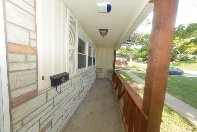 Building Photo - 1005 Hawthorn Ave