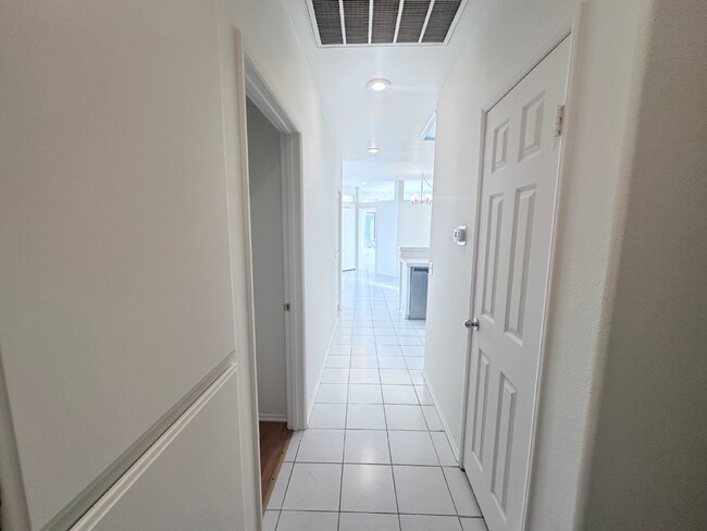 Building Photo - "Charming 2-Bed, 2-Bath Condo with Cozy Fireplace in Prime Stevenson Ranch Location!"