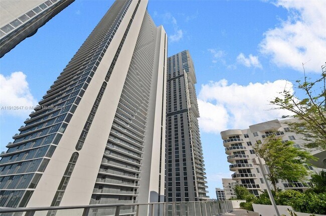 Primary Photo - 700 NE 24th St