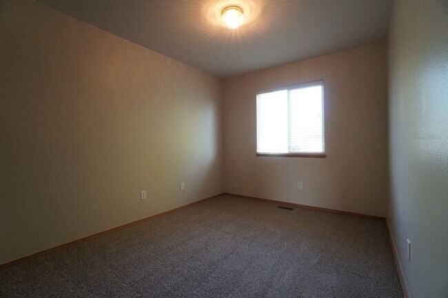 Building Photo - 1072 Scarlet Oak Dr