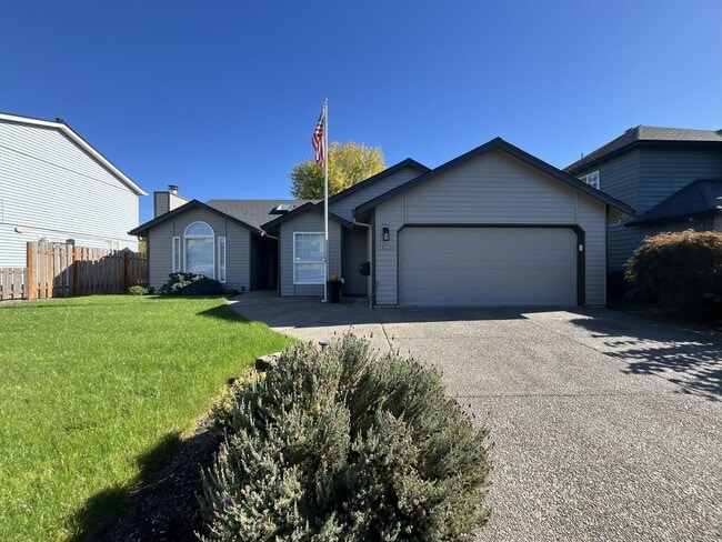 Building Photo - Beautiful Single-Level 3 Bedroom Home with Modern Kitchen and Open Floor Plan