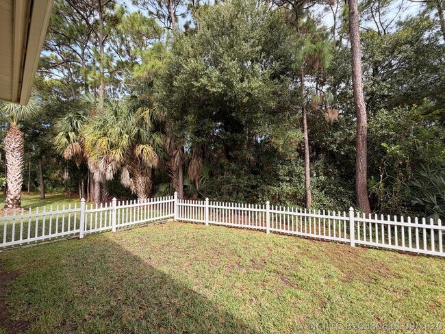 Building Photo - 403 NW Lyndhurst Ct