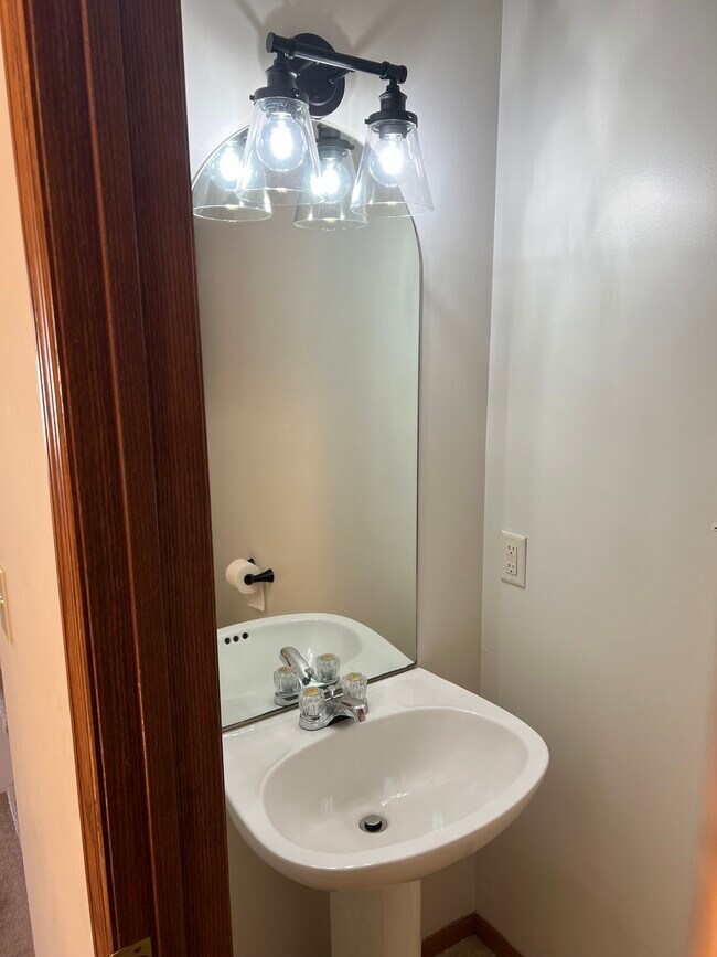 Building Photo - 2122 W 6th St