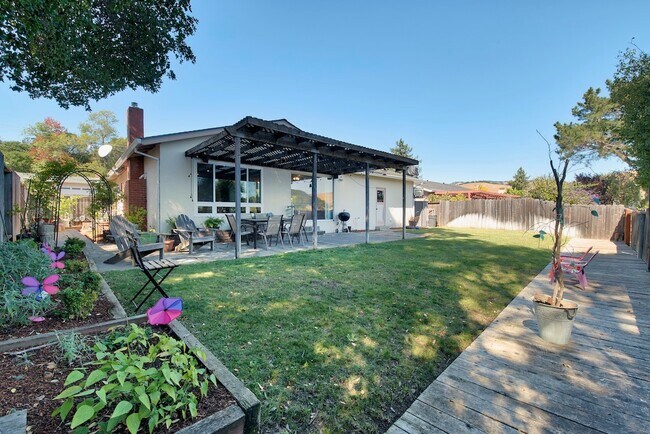 Building Photo - 595 Tanbark Terrace