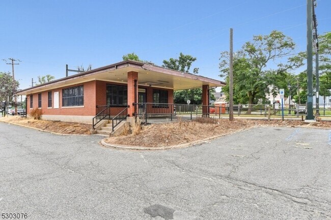Building Photo - 90 Midland Ave