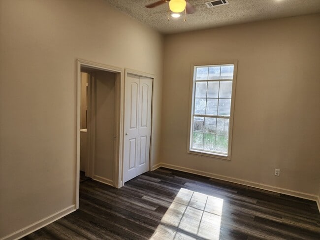 Building Photo - 4 Bed / 3 bath Downtown Jonesboro