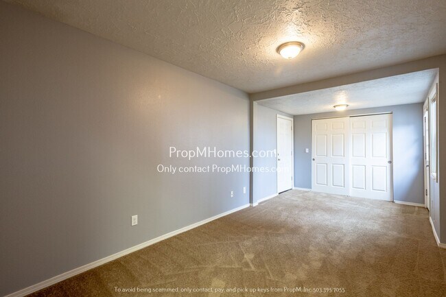 Building Photo - Rare Find - 3 Bedroom in Cully w/ Rentable...