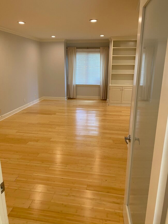 Building Photo - 6905 Highland Park Dr