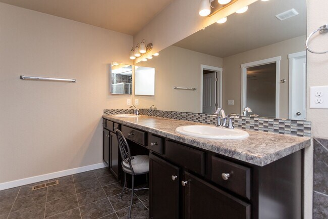 Building Photo - Beautiful Home with Stunning Views!