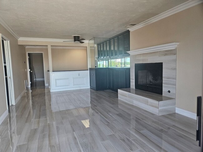 Building Photo - Beautiful condo ready for you to move into!