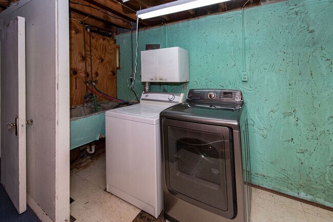 Building Photo - 3627 Edgebrook Dr