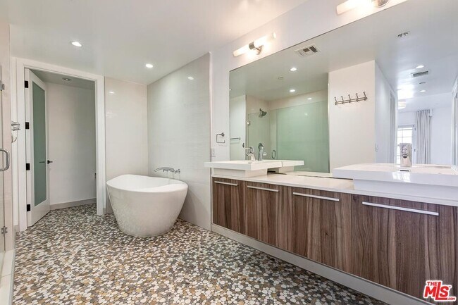 Building Photo - 225 S Hamilton Dr