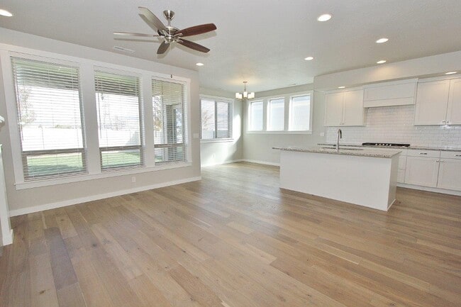 Building Photo - 2174 E Mendota Dr