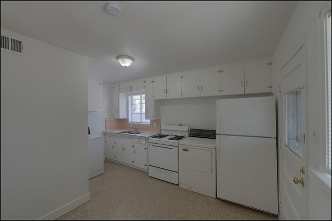 Building Photo - 810 Heisig Ave