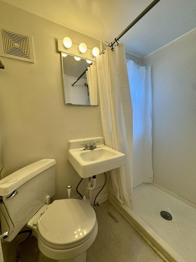 Building Photo - Spacious Four-Bedroom Home with Loft and Private Fenced Yard – Steps from Downtown Blacksburg