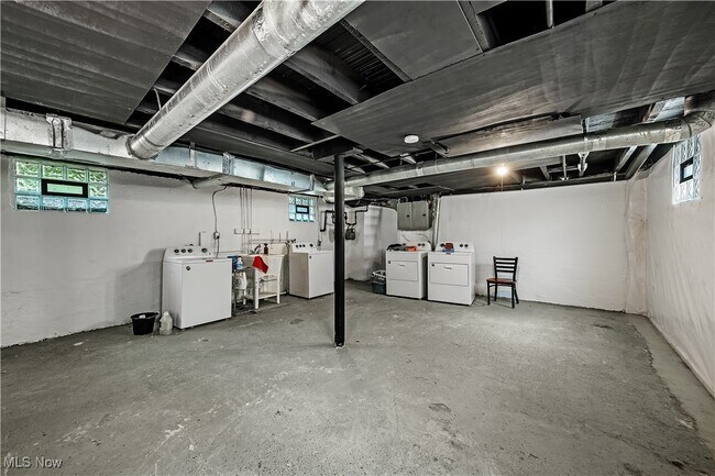 Building Photo - 1276 W 67th St