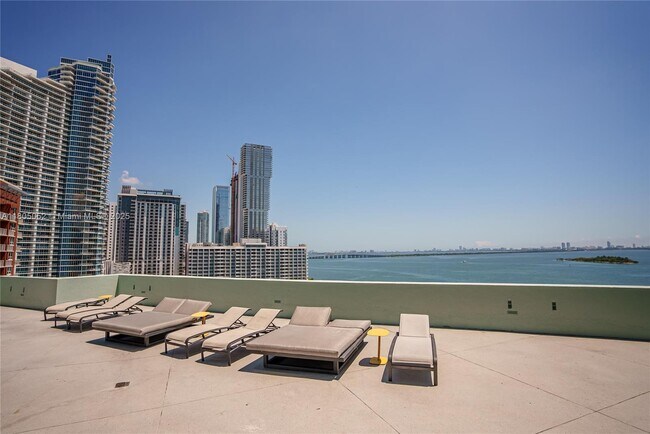 Building Photo - 1900 N Bayshore Dr