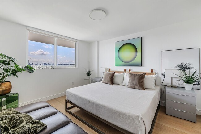 Building Photo - 401 Ocean 903