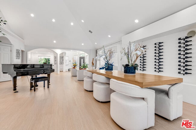 Building Photo - 367 S Oak Ave