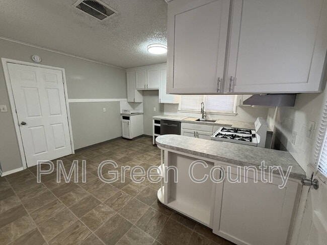 Building Photo - 1017 E 38th Pl