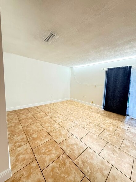 Building Photo - 9355 Fontainebleau Blvd