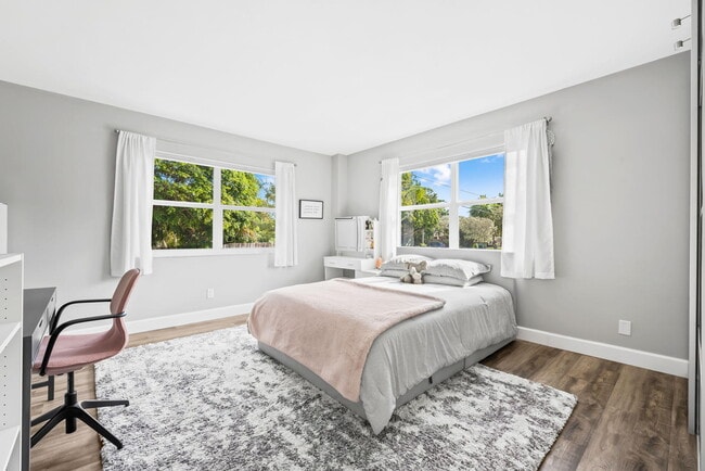 Building Photo - 1881 Middle River Dr