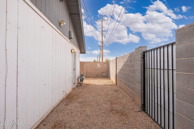 Building Photo - 1646 E McKinley St