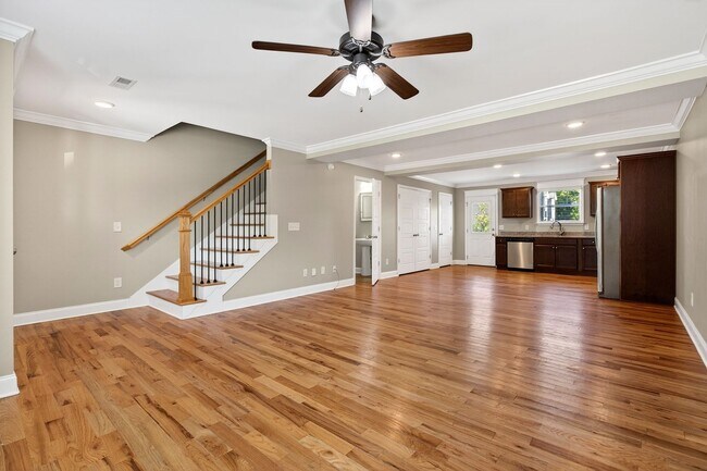 Building Photo - Luxury Size Townhome