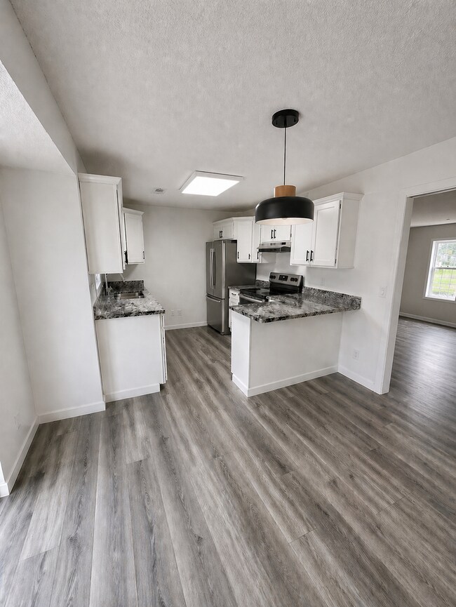 Building Photo - three bedroom house, in quiet family neighborhood