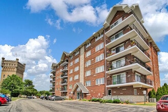 Building Photo - 8010 Riverwalk Dr