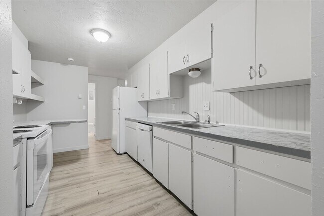 Building Photo - 3114 Iowa Ave