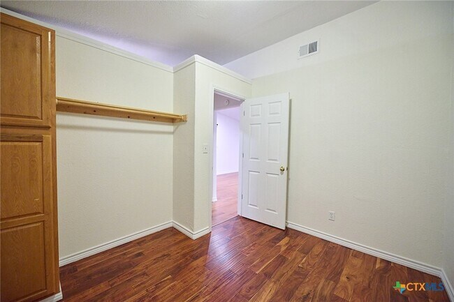 Building Photo - 919 Southside Dr