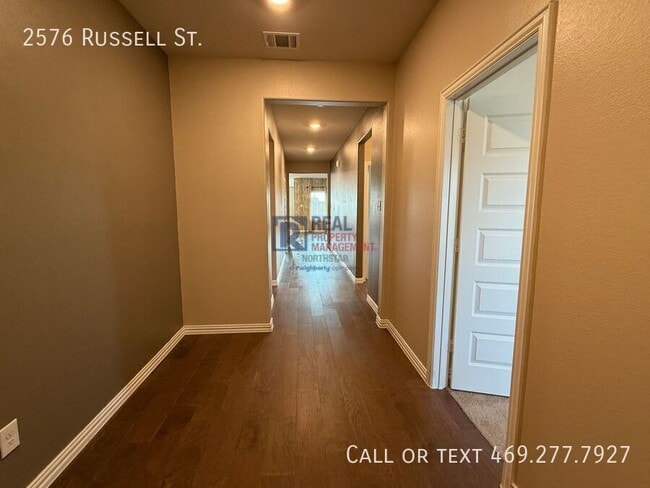 Building Photo - 2576 Russell St