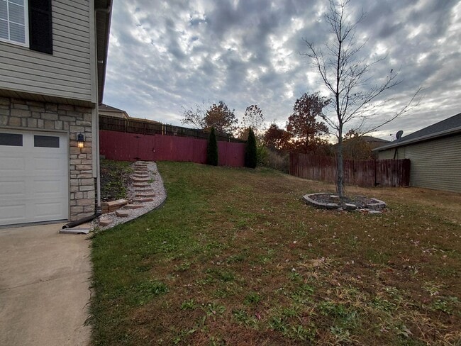 Building Photo - Beautiful home close to post