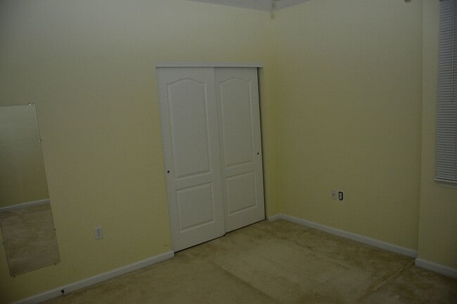 Building Photo - ENJOY CAREFREE LIVING AT IT'S BEST W/ PRIME LOCATION NEAR TOWN CENTER!!