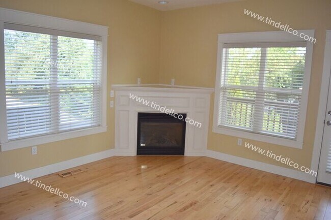 Building Photo - Beautiful and Spacious 3 Bedrooms, 2.5 Bathrooms in Raleigh Hills!