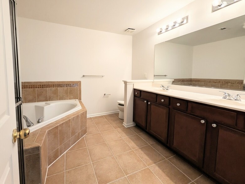 Building Photo - 7123 Silverleaf Oak Rd