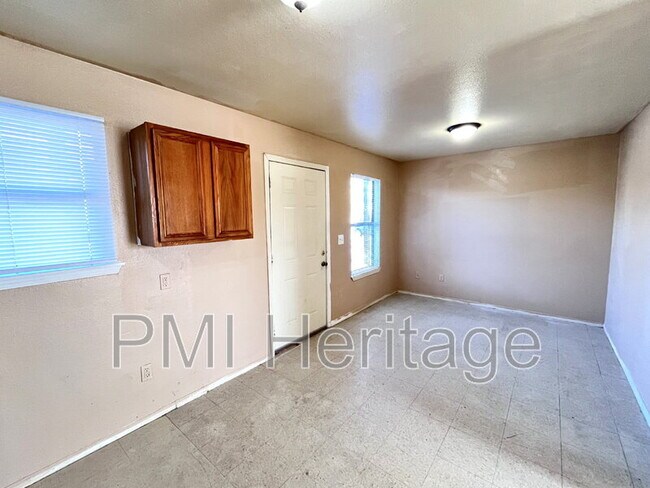 Building Photo - 813 E Huntsville Ave