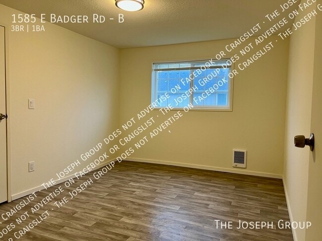 Building Photo - 1585 E Badger Rd