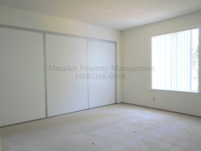 Building Photo - Condo in Great Location! Award Winning Schools!