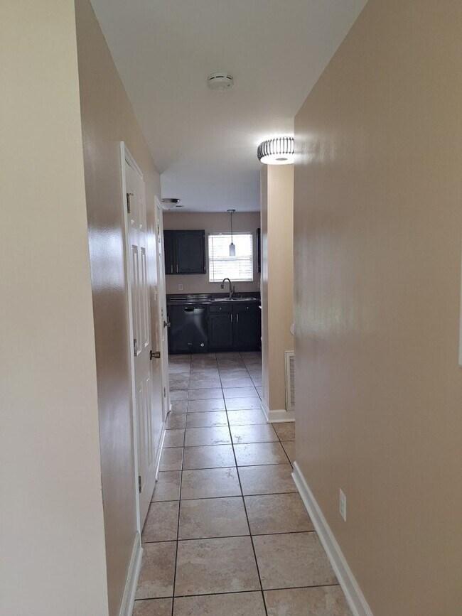 Building Photo - Convenient location to interstate in North...