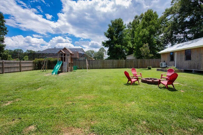 Building Photo - Spacious 3/2 w/Electricity Included Availa...