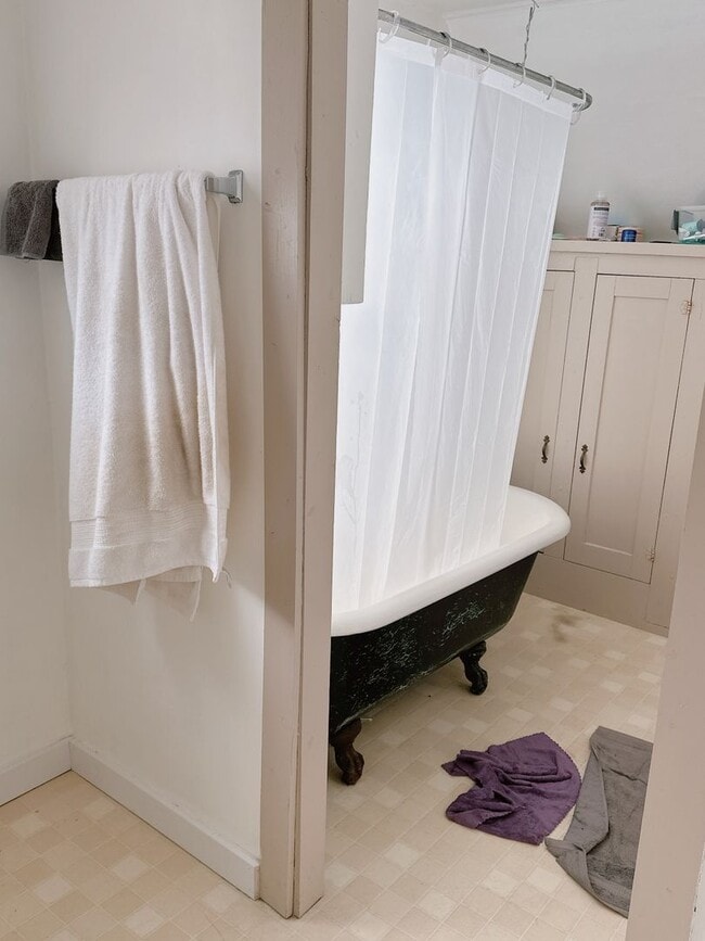 Building Photo - PRELEASING:  5 bdrm/3 bath on High Street!