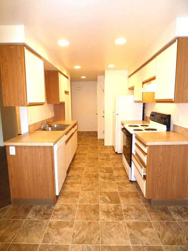 Building Photo - Rent Special: FREE June's Rent - 2 Bedroom 1 Bath Unit NE Salem!
