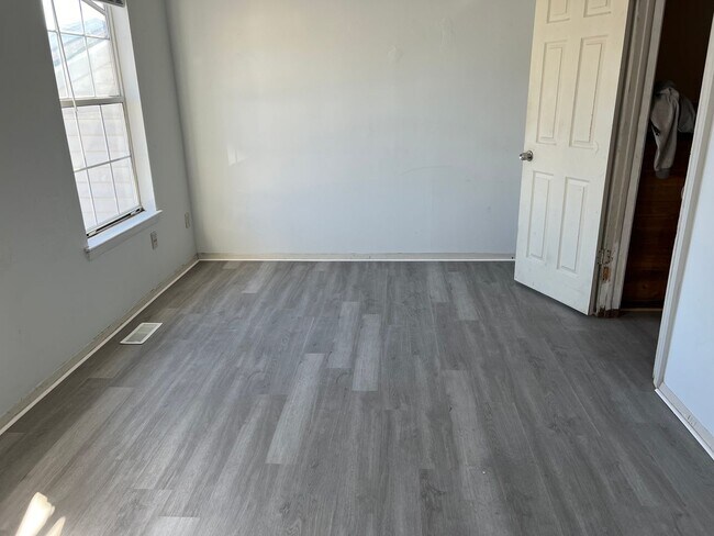Building Photo - 2BD/ 2.5BA Townhouse near Town Center! Was...