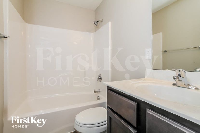 Building Photo - 3277 Blue Springs Dr