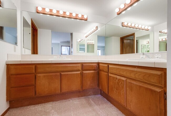Building Photo - Prime Carlsbad Location - Available Now!