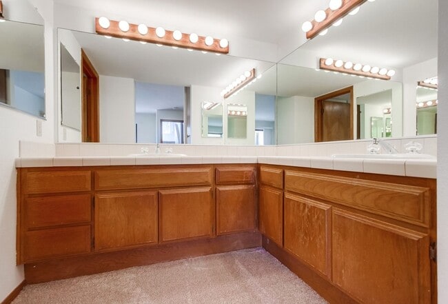 Building Photo - Prime Carlsbad Location - Move in Ready!