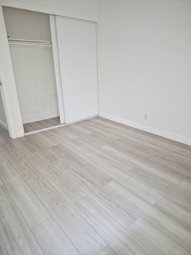 Building Photo - 857 N Vineyard Ave